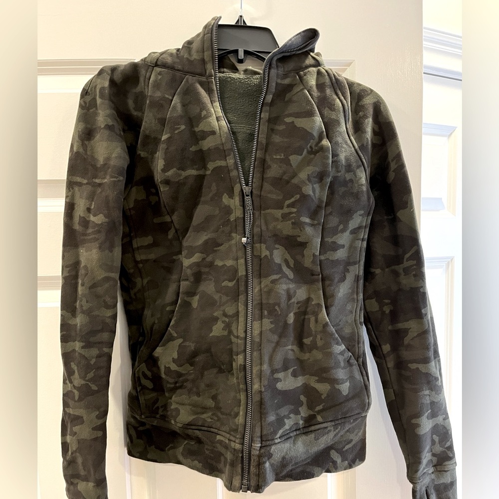 Lululemon scuba hoodie size 4 excellent condition, barely worn